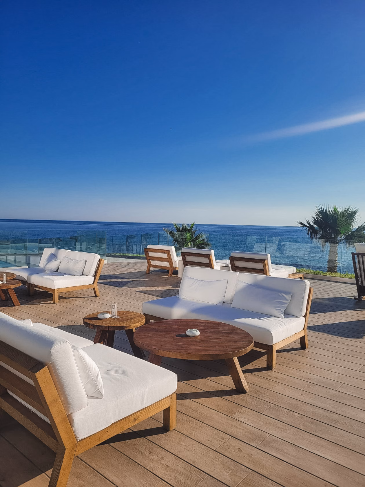 Sonnendeck mit Lounge Möbeln im Abaton Island Resort auf Kreta