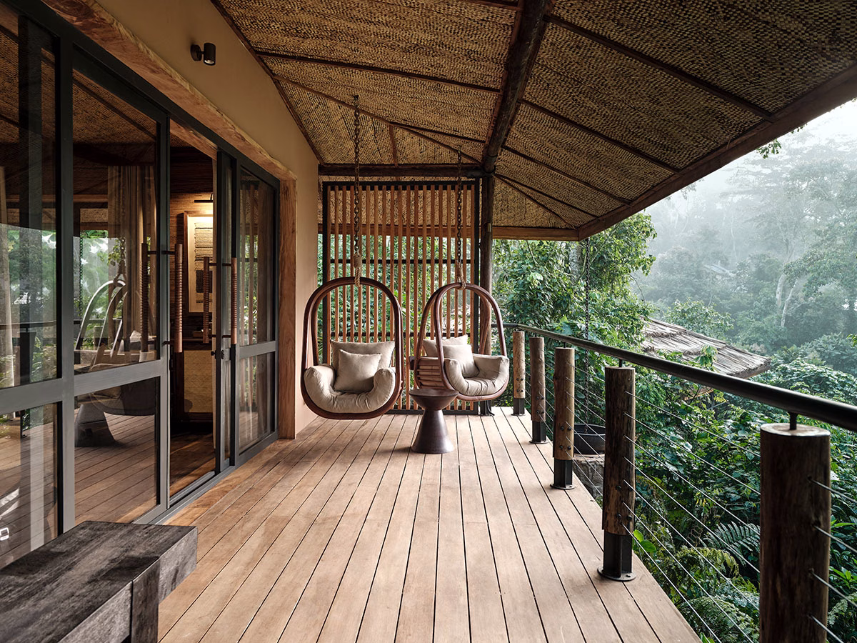 Gorilla Forest Lodge Balkon mit hängenden Sitzmöglichkeiten