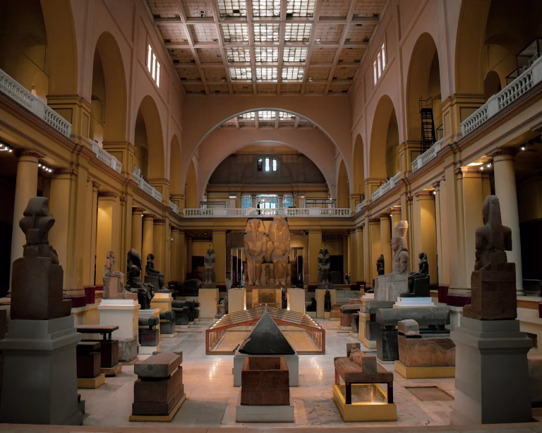 Große Eingangshalle des Grand Egyptian Museum mit Kolossalstatue Ramses II. in Gizeh