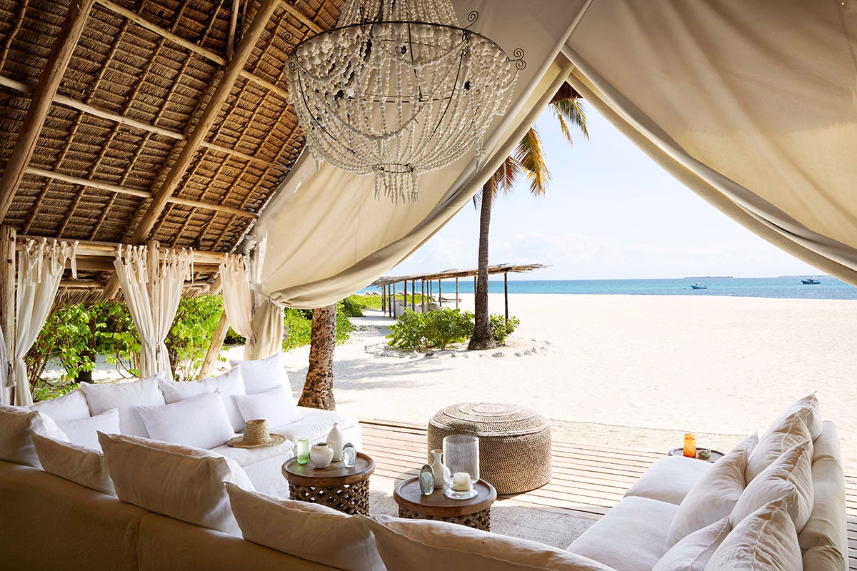 Sitzbereich am Strand des LABA Fanjove Island