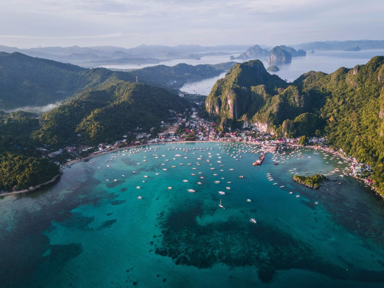 Türkisfarbene Lagune mit Kalksteinfelsen bei El Nido, Palawan