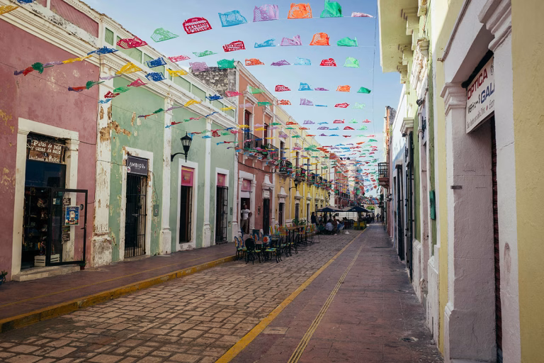 Privatrundreise durch Mexiko - Gasse mit bunten Häusern in Campeche