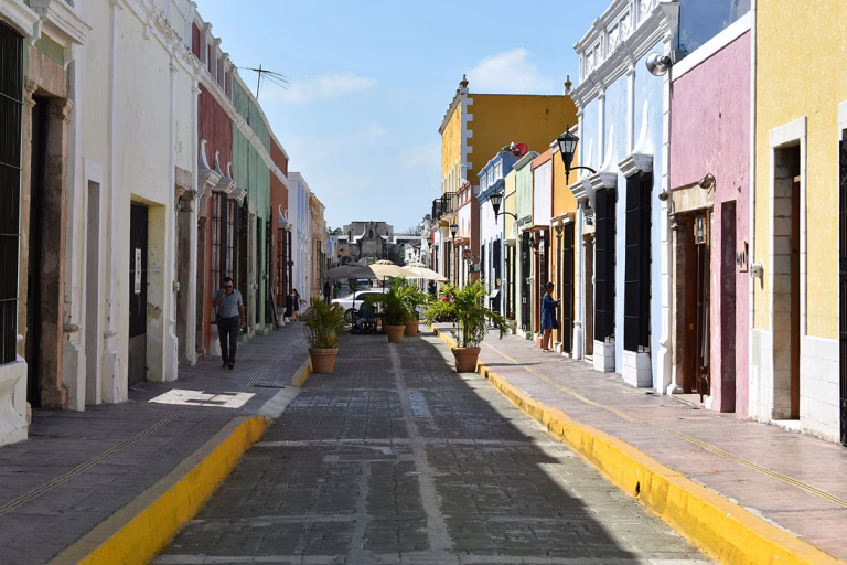Gasse mit bunten Privatrundreise durch Mexiko - Häusern in Campeche