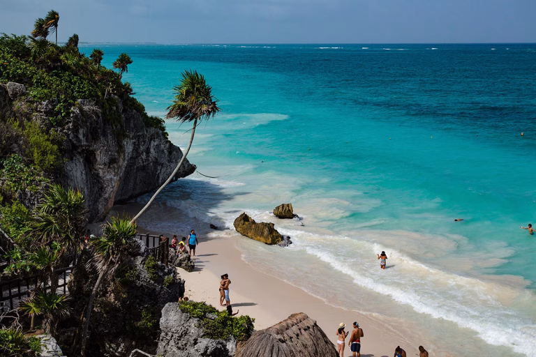 Privatrundreise durch Mexiko - Strand mit Menschen an der Riviera Maya