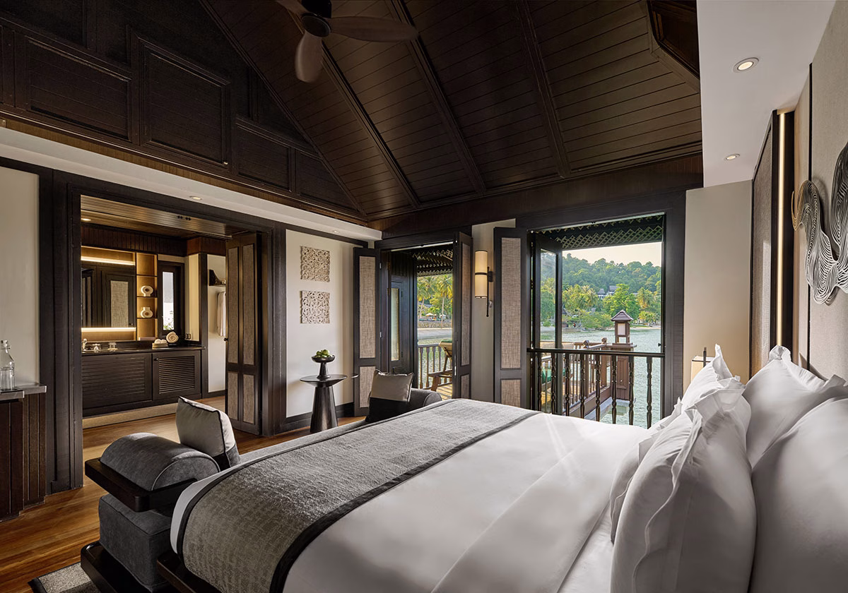 Schlafzimmer einer Sea Villa im Pangkor Laut Resort