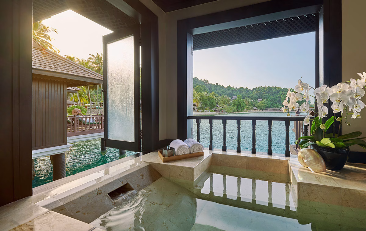 Badezimmer einer Sea Villa im Pangkor Laut Resort