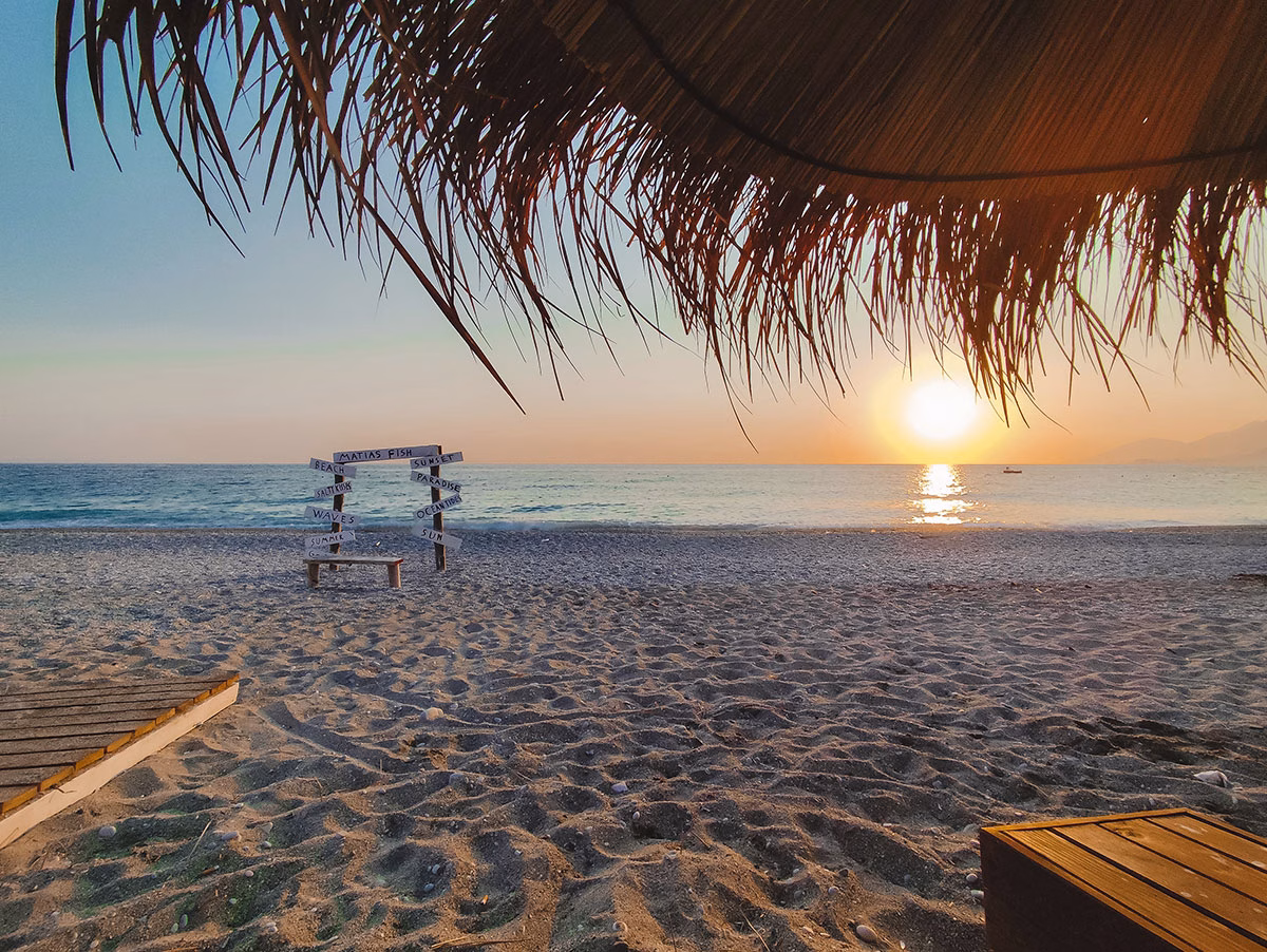 Sonne, Meer & Strohschirm am Lukova Beach in Albanien