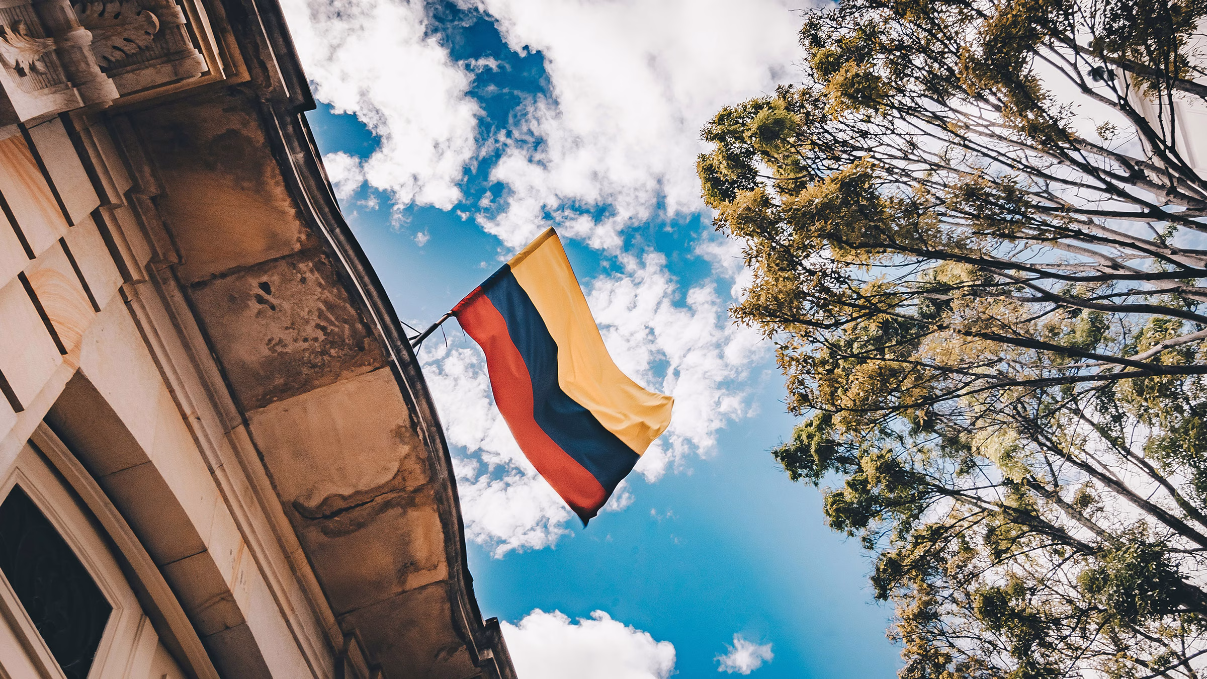 Flagge von Kolumbien mit Aussicht in den Himmel