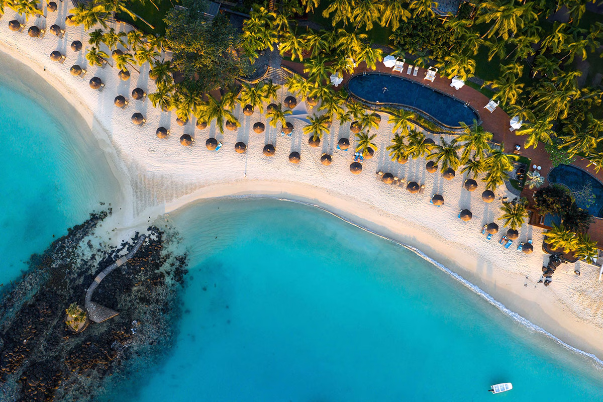Strand aus sicht einer Drone im Royal Palm Beachcomber Luxury
