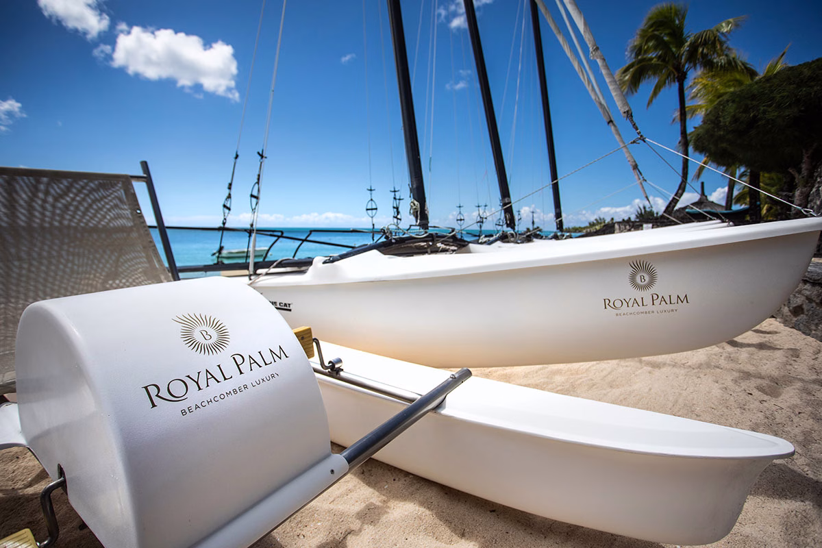 Boot am Strand des Royal Palm Beachcomber Luxury