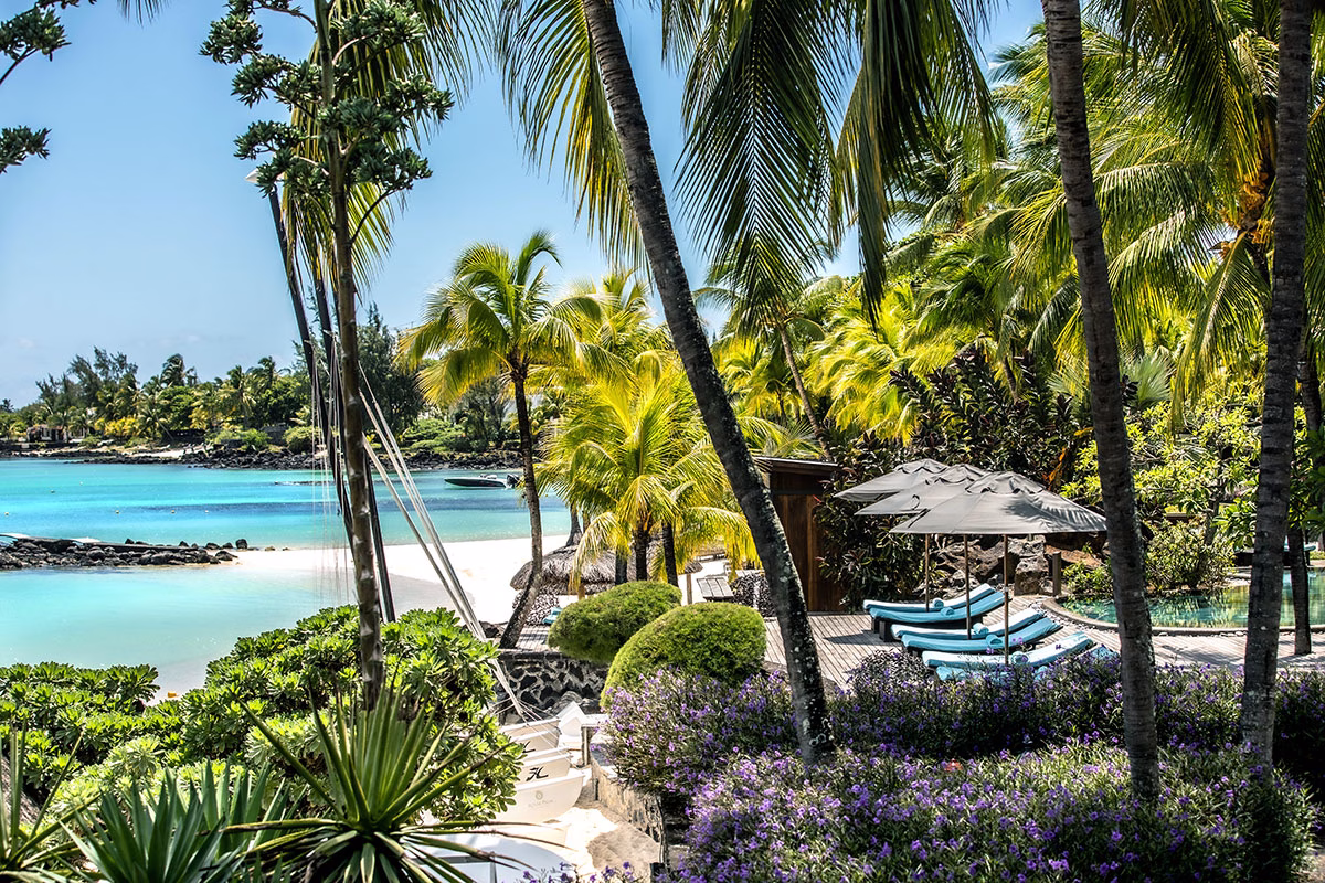 Strand mit Liegen des Royal Palm Beachcomber Luxury