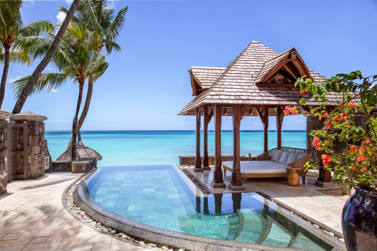 Royal Palm Beachcomber Luxury Pool mit Strandblick