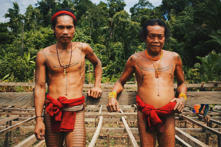 Zwei Männer der Indigenen Völker in Sumatra