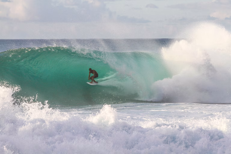 Surfer reitet eine Welle in Costa Rica
