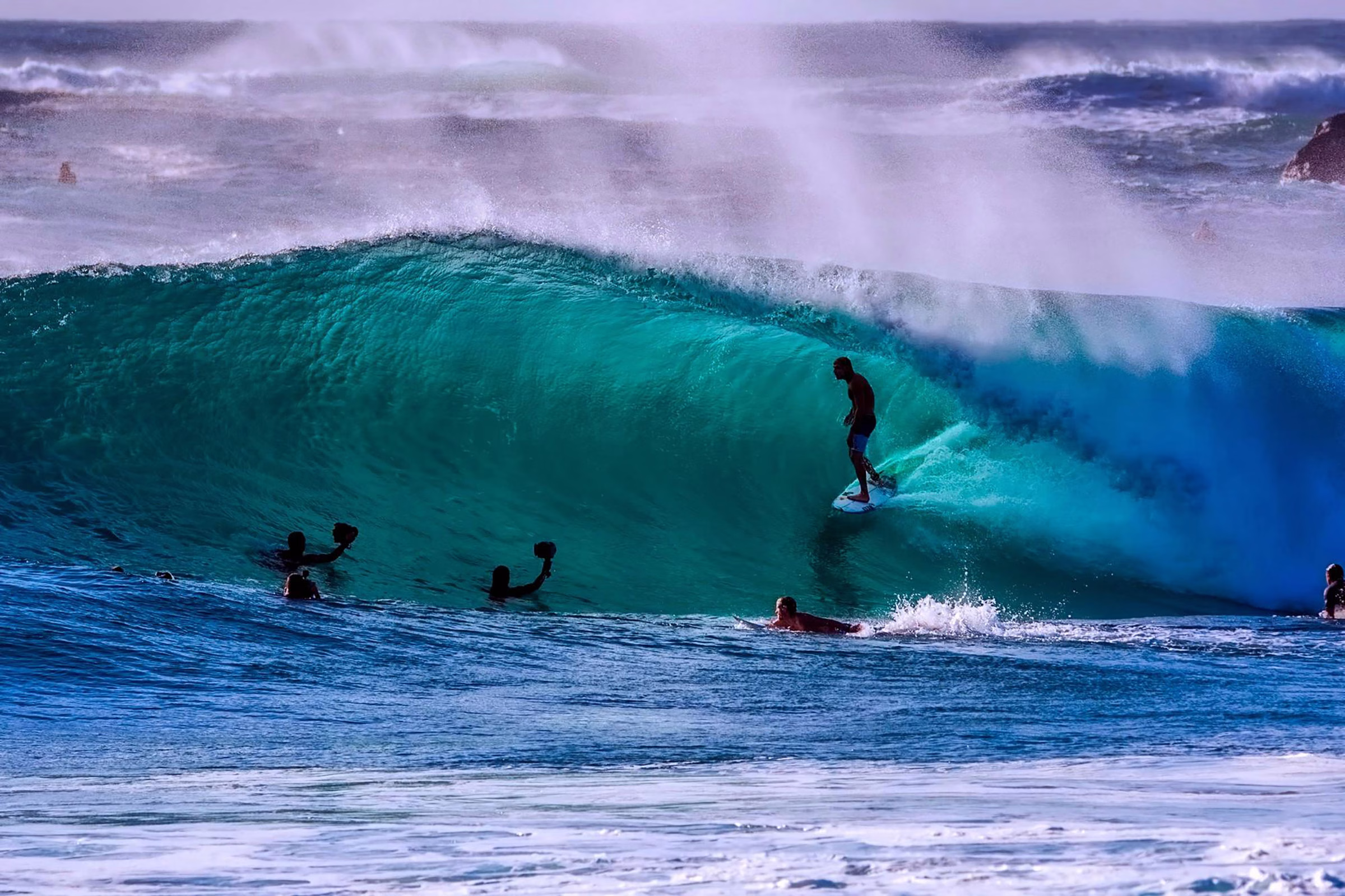Surfer die auf dem wunderschönen blauen Meer sind