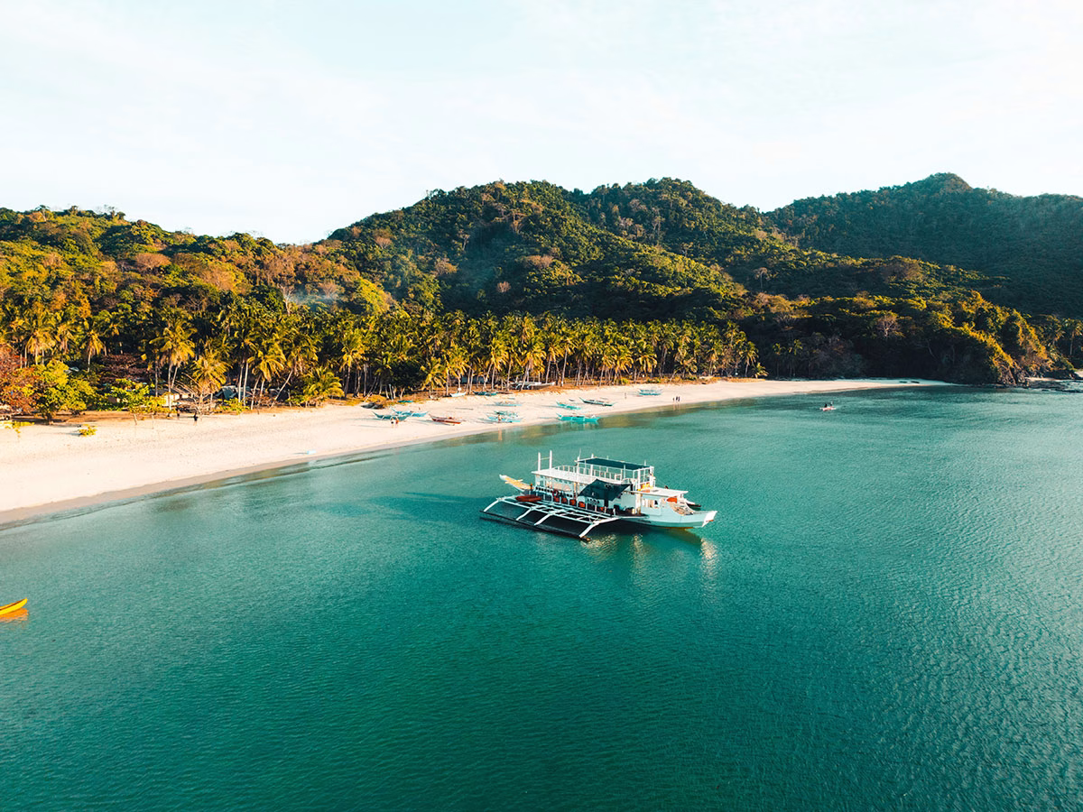 Küste auf den Philippinen mit einem Boot