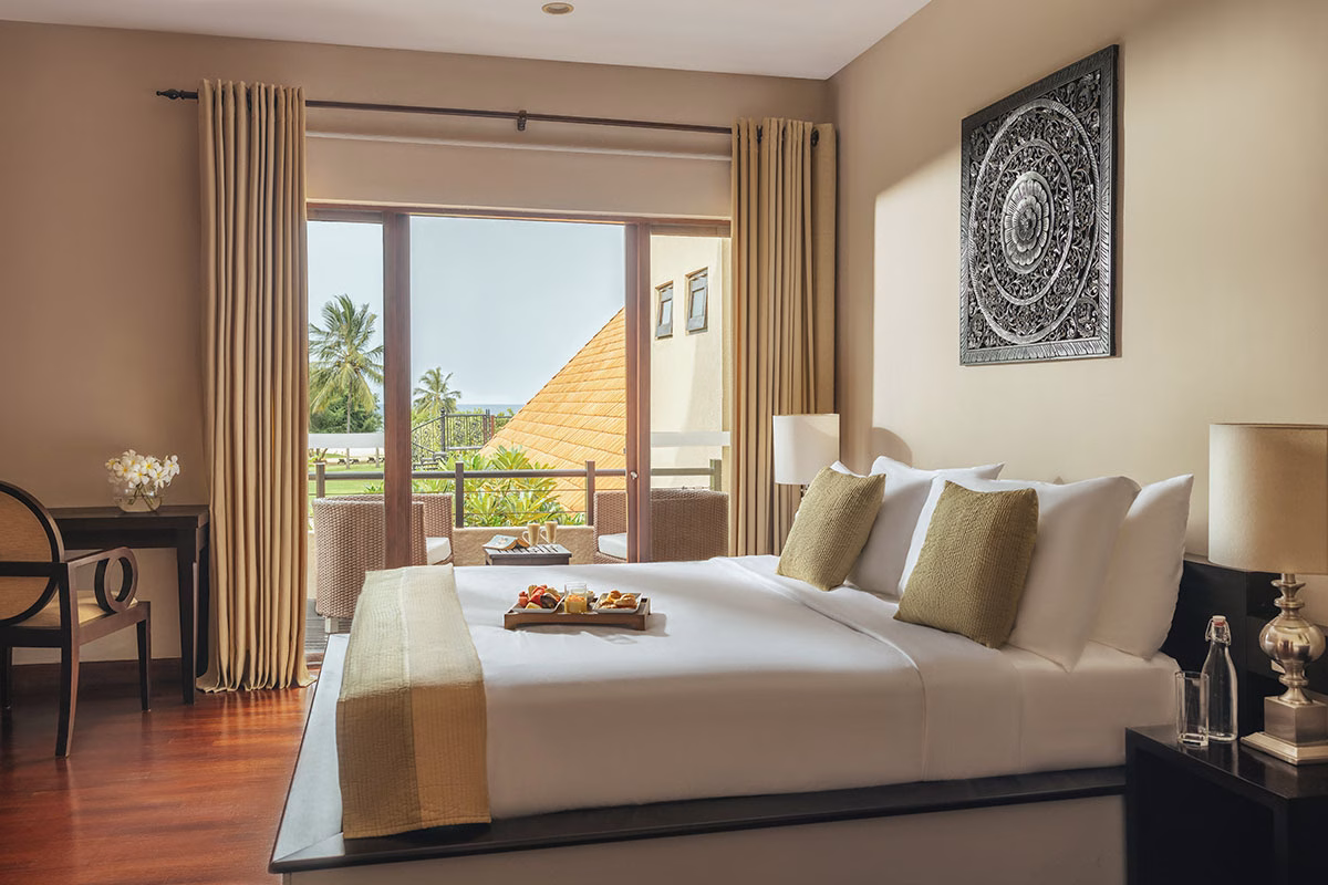 Schlafzimmer mit Bett und einer mit einer atemberaubenden Aussicht auf die Natur