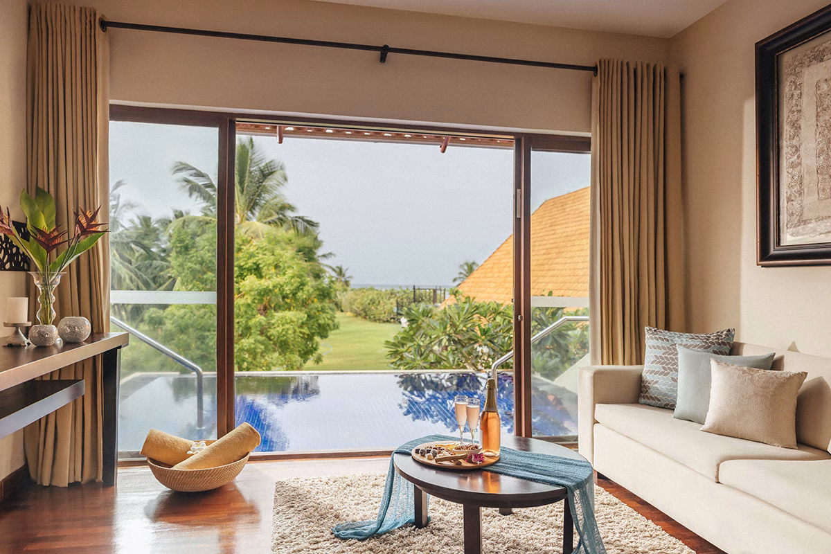Wohnzimmer mit Terrasse und Pool mit einer atemberaubenden Aussicht auf die Natur