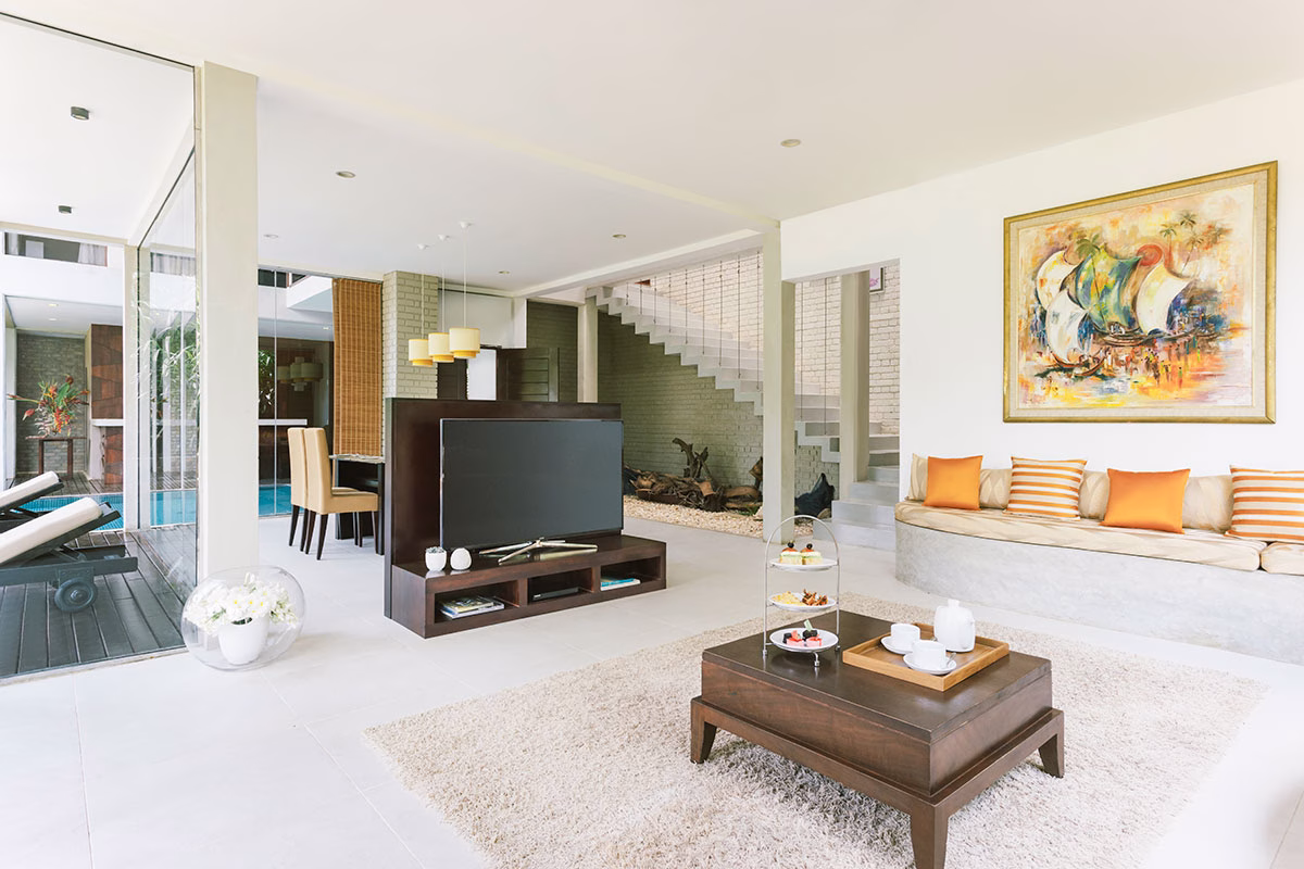 Wohnzimmer mit Fernseher und einem Blick auf das Esszimmer