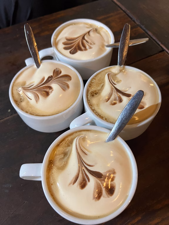 Kaffee mit abstrakten Design