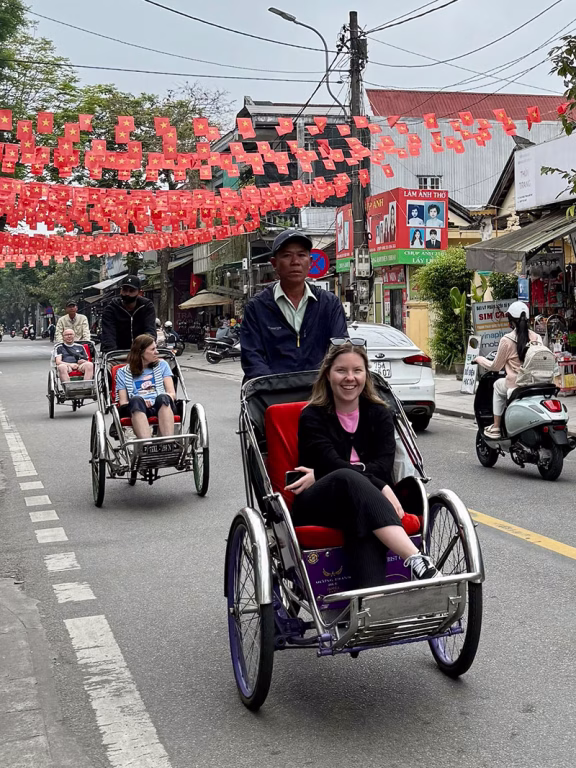 Nina fährt in einer Rickscha mit durch die Straßen von Kambodscha