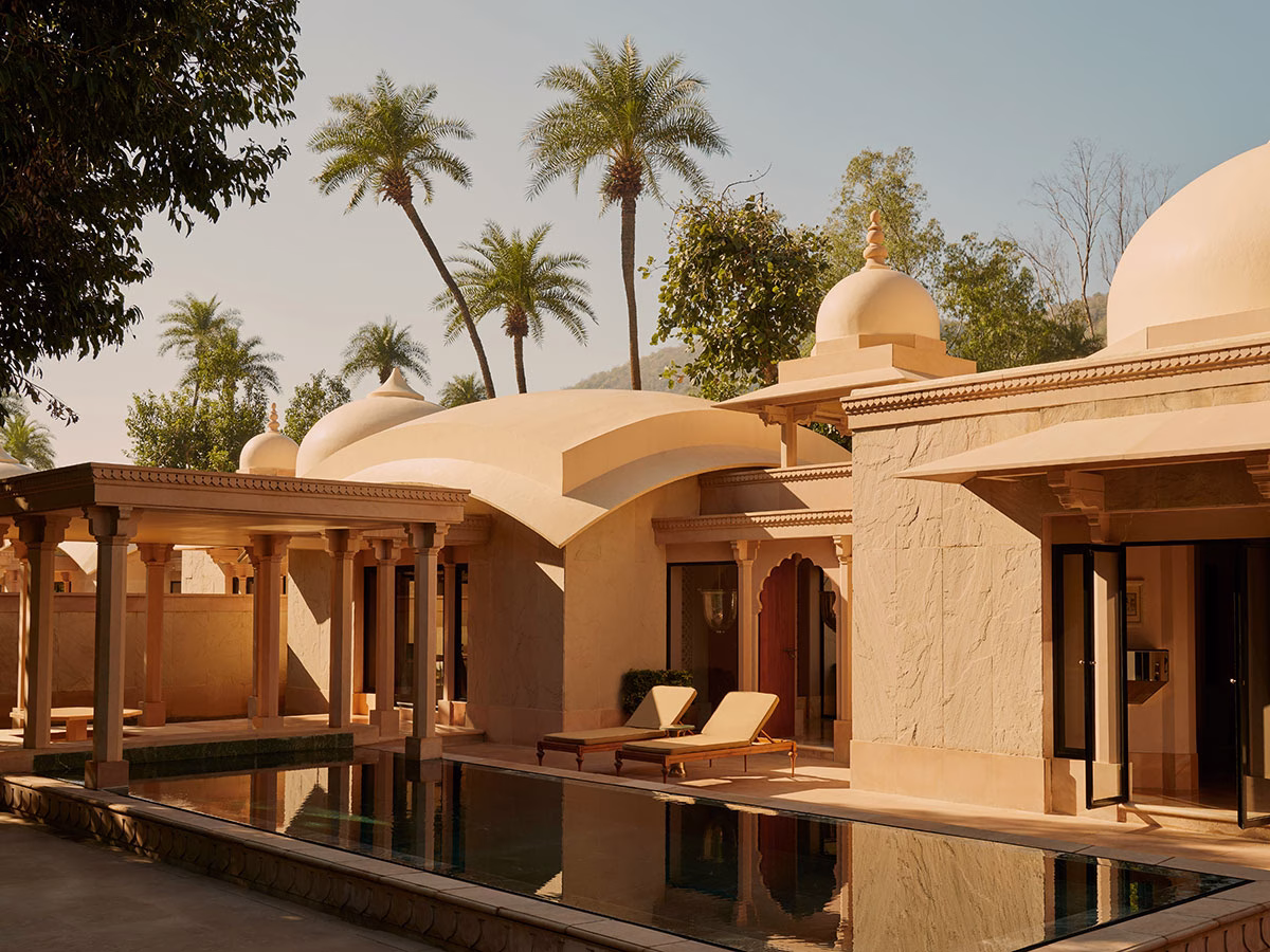Amanbagh Hotel Suite von außen mit Pool und zwei Liegestühlen