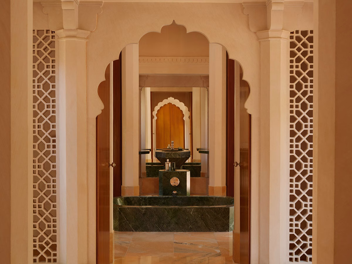 Amanbagh Hotel Badezimmer mit grüner Badewanne und grünem Waschbecken
