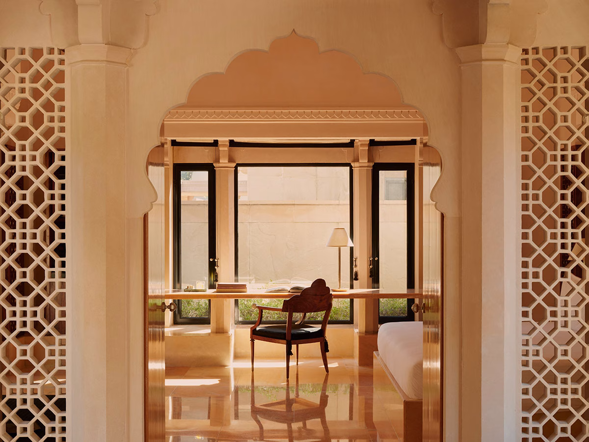 Amanbagh Hotel Schlafzimmer mit Schreibtisch und Stuhl sowie einer Aussicht nach draußen