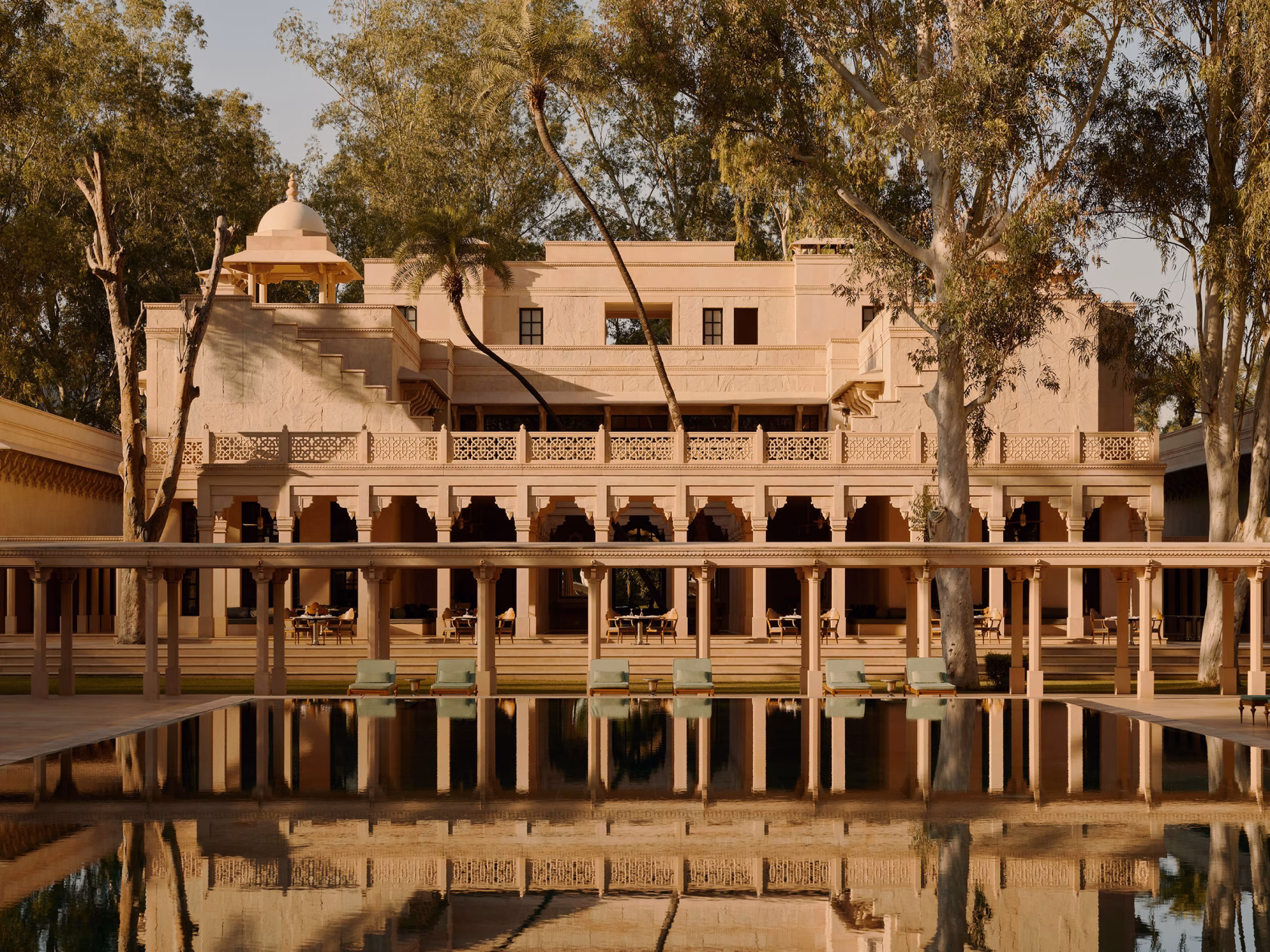 Amanbagh Hotel Hauptgebäude mit Poolansicht
