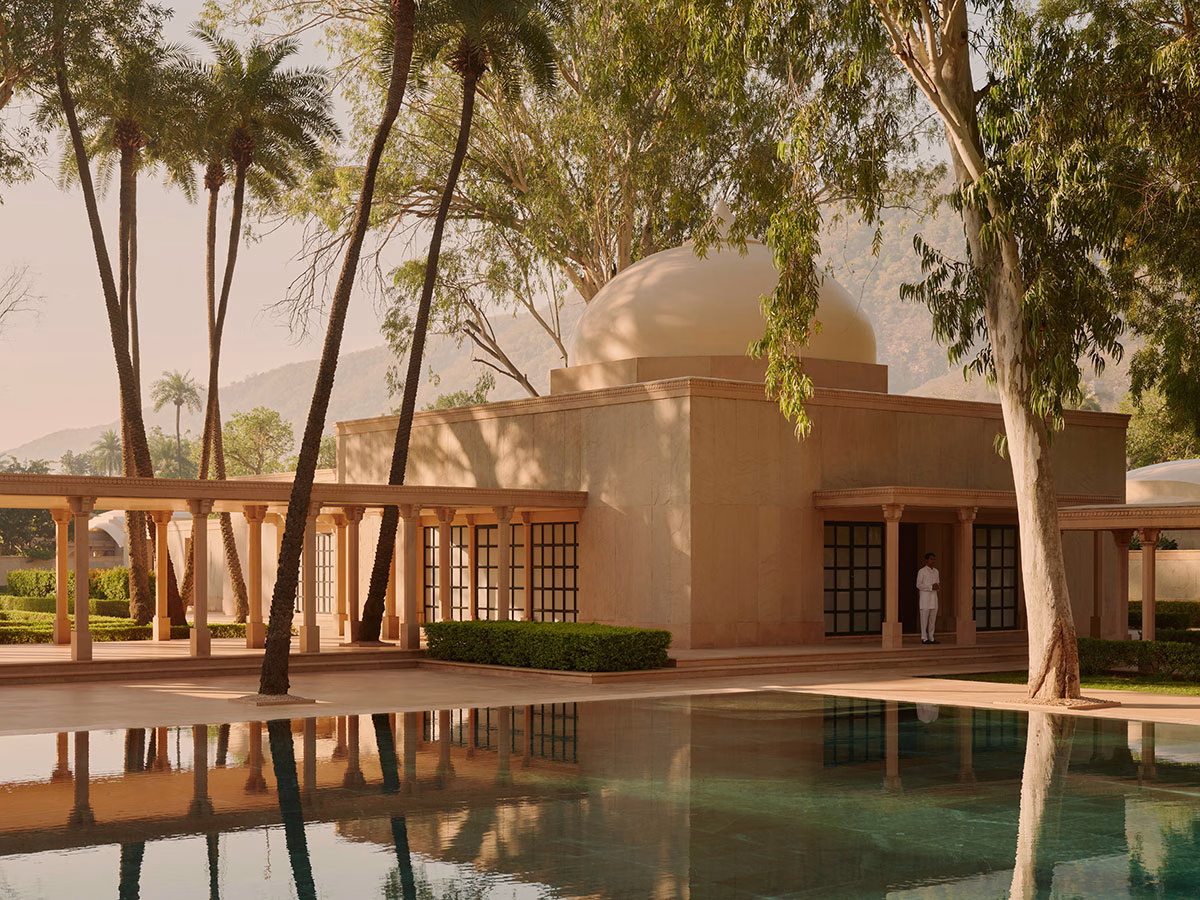 Amanbagh Hotel Pool mit Bäumen und einem Gebäude dahinter