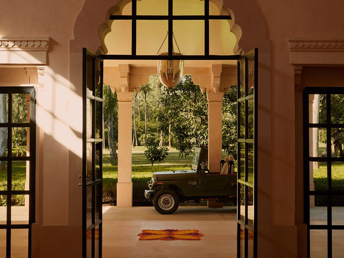 Amanbagh Hotel Eingangsbereich von draußen mit Jeep