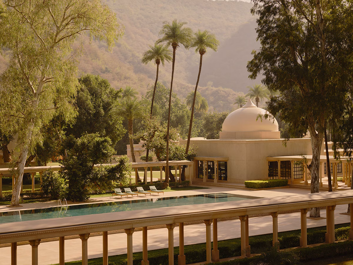 Amanbagh Hotel Außenansicht eines Gebäudes mit Pool und Sitzgelegenheiten