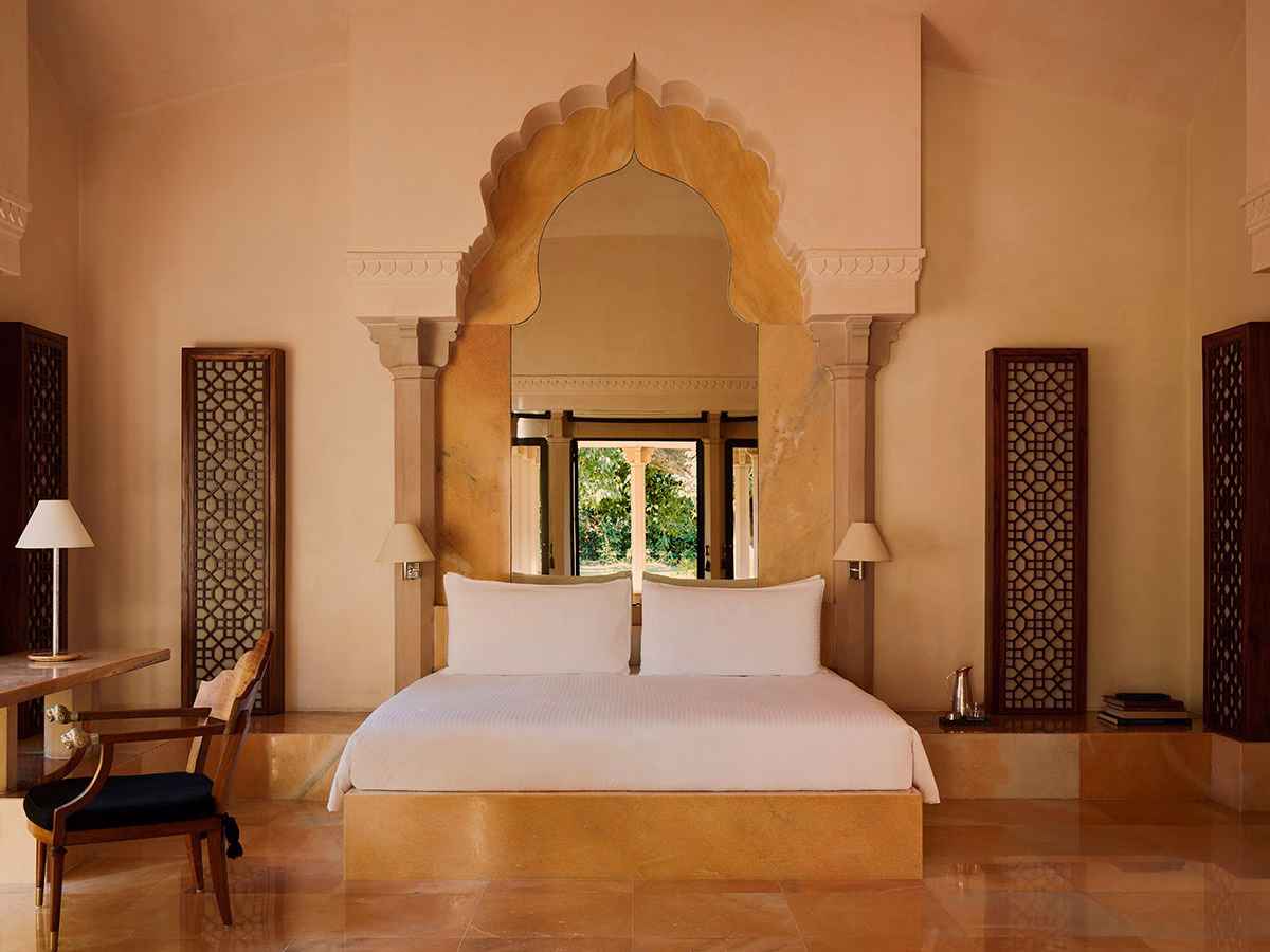 Amanbagh Hotel Schlafzimmer mit Bett und Schreibtisch