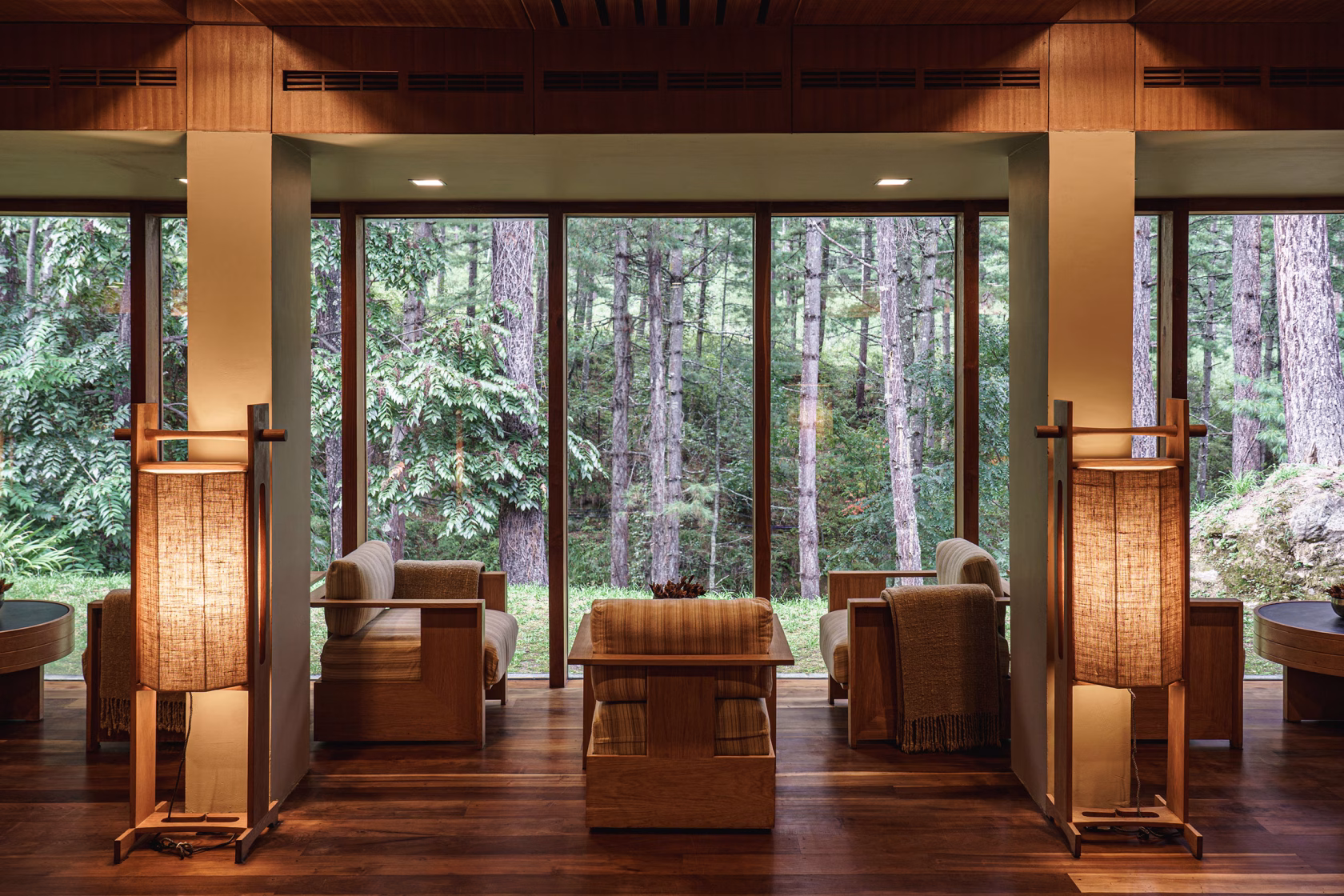 Amankora Thimphu Lobby mit schöner Aussicht nach draußen