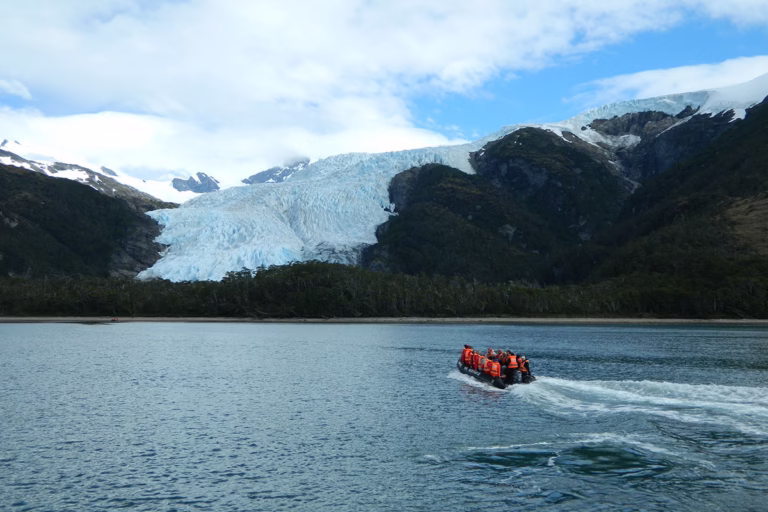 Kleines Boot auf dem Weg zum Aguila Gletscher