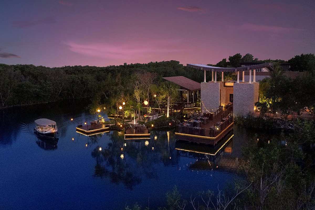 Saffron des Banyan Tree Mayakoba am Wasser bei Nacht