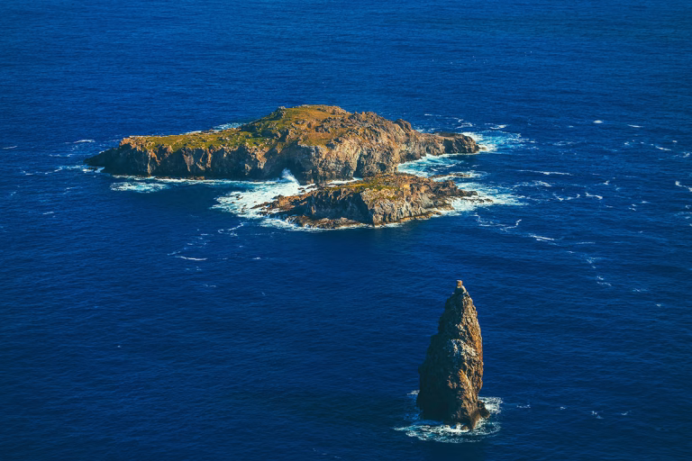 Vogelperspektive auf die Insel mit einer atemberaubenden Aussicht auf die wunderschöne Landschaft und das blaue Meer