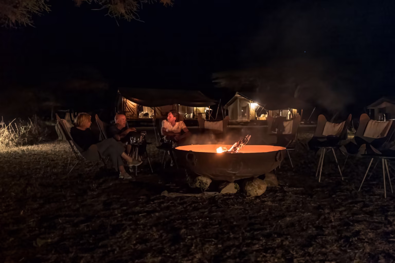 Lagerfeuer im Siringit Serengeti Camp bei Nacht