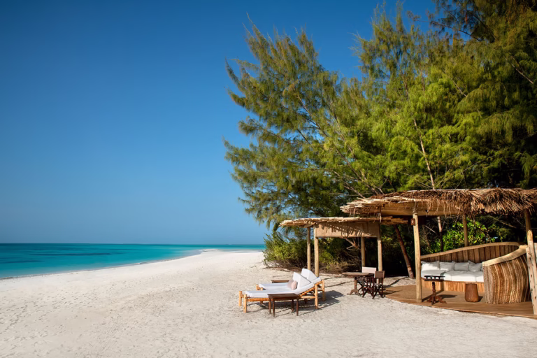 Beach Banda mit Liegestühlen direkt am Meer im andBeyond Mnemba Island