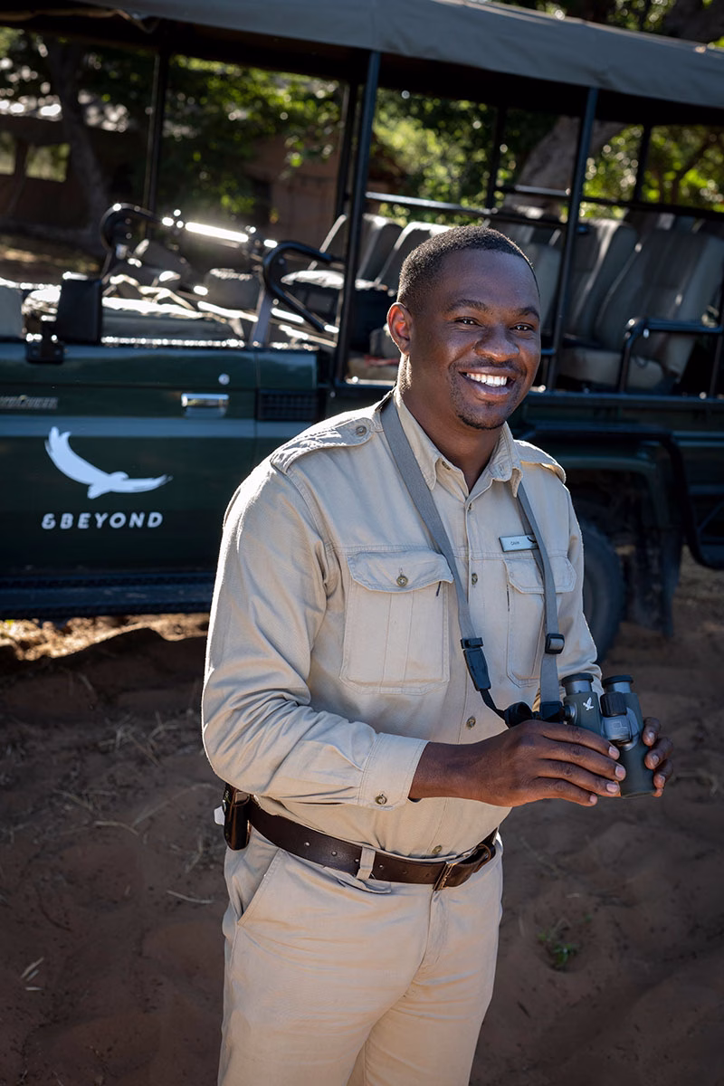 Safari Guide im andBeyond Nxabega Under Canvas